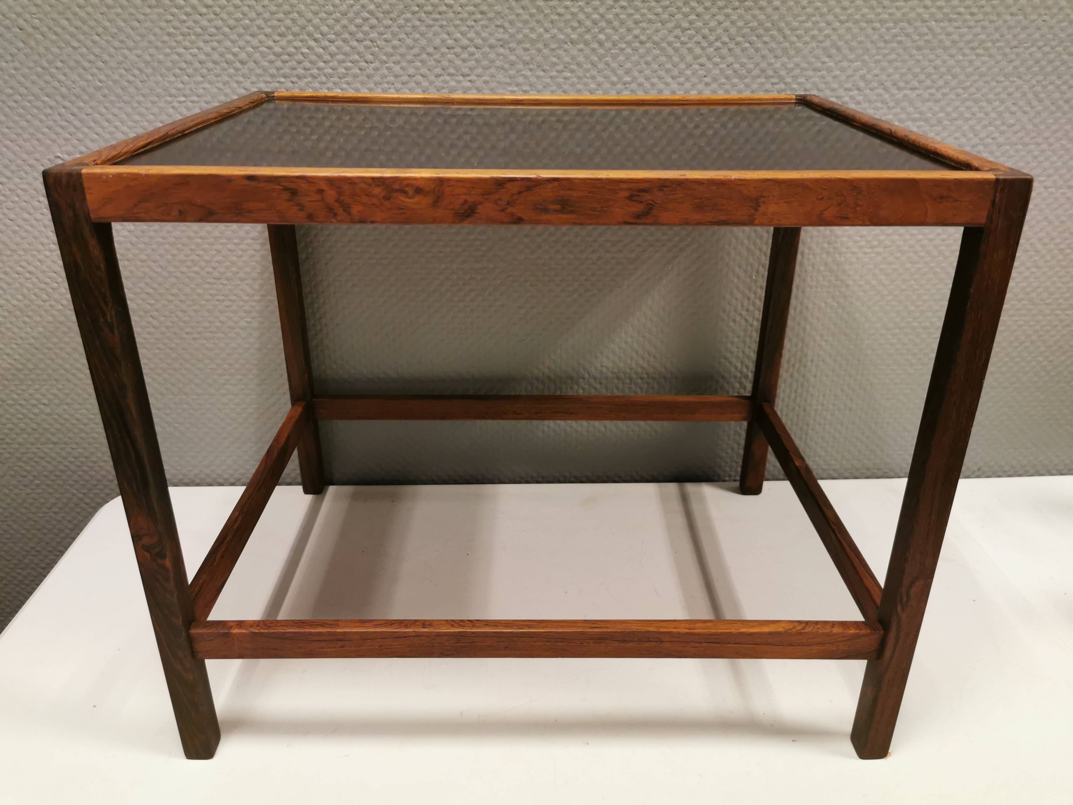Smaller lamp/Side table of rosewood with black formica tabletop, designed by Kurt Østervig.