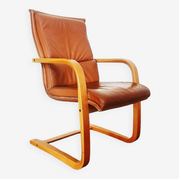 Fauteuil traîneau en cuir camel de la marque Mace