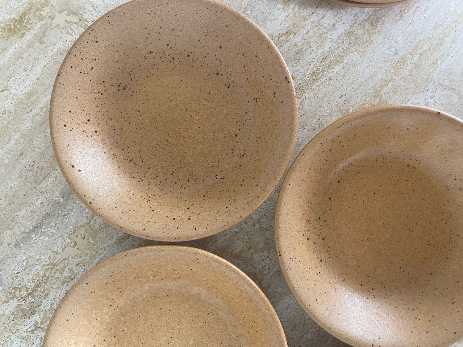 4 hollow plates in speckled stoneware
