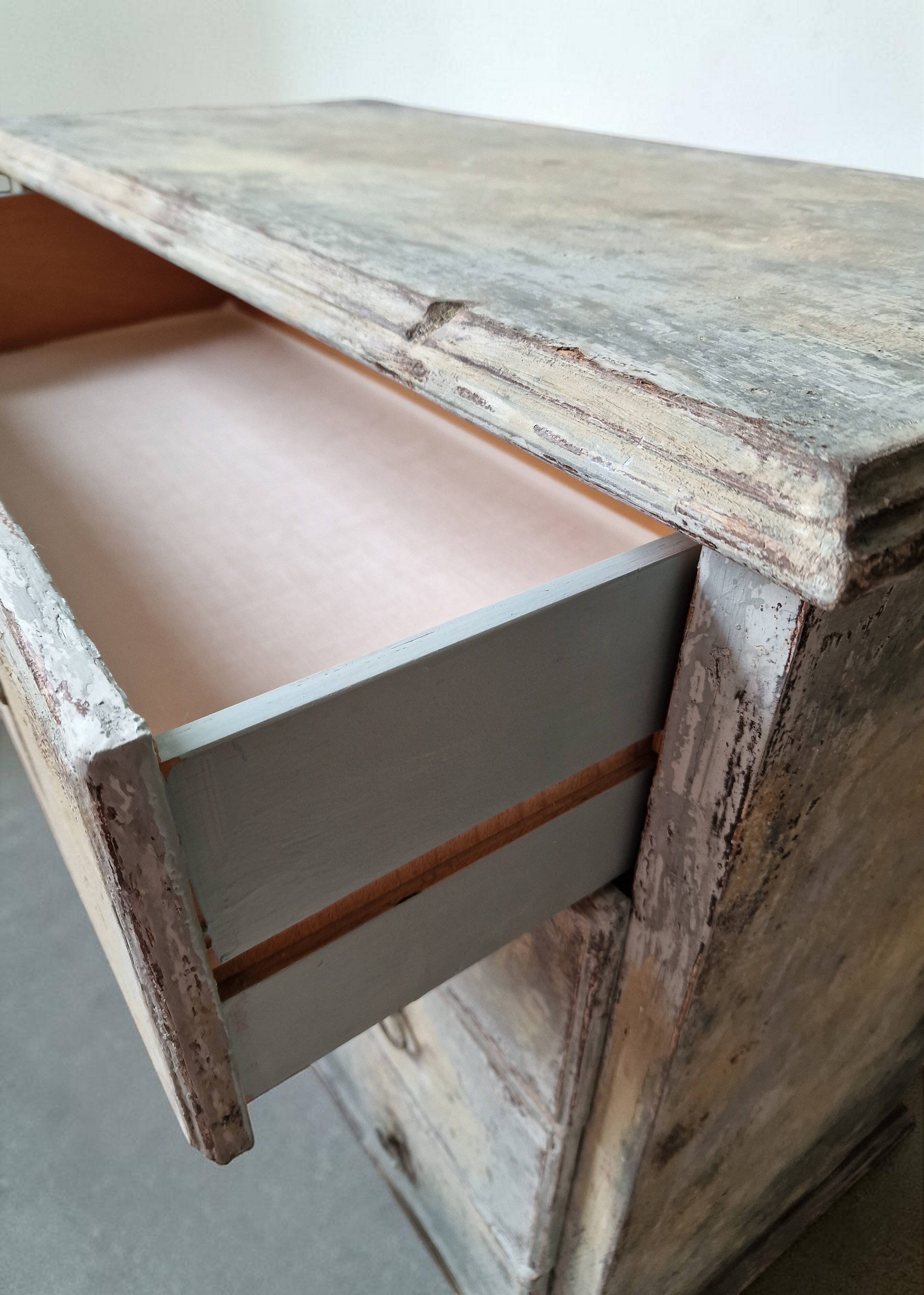Commode patinée beige et bleu style wabi sabi