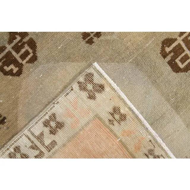 Tapis couloir en laine et coton fait main Oushak turc des années 1970, 137x404.