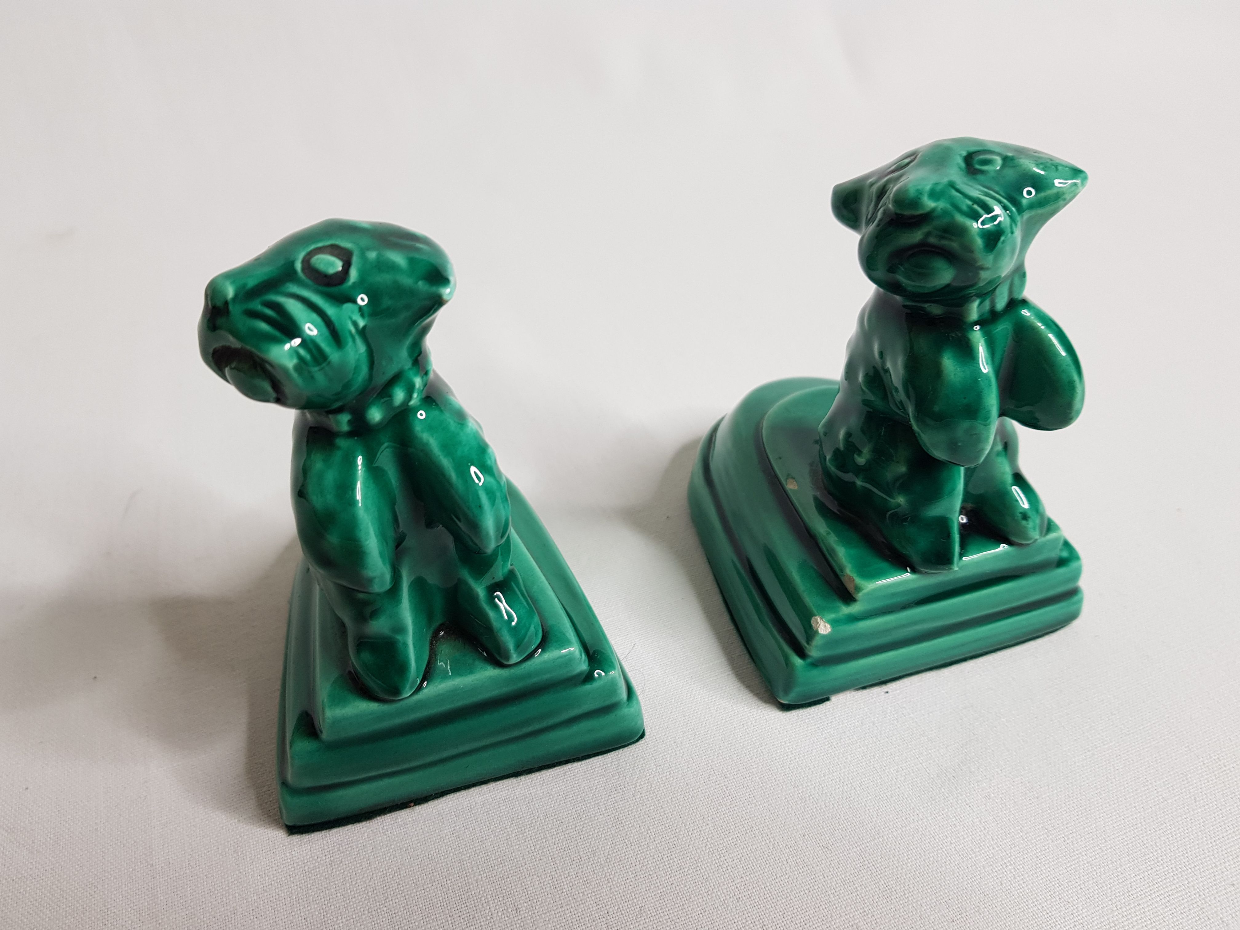 Pair of dog-shaped dog-shaped art deco dogs in green dabbling