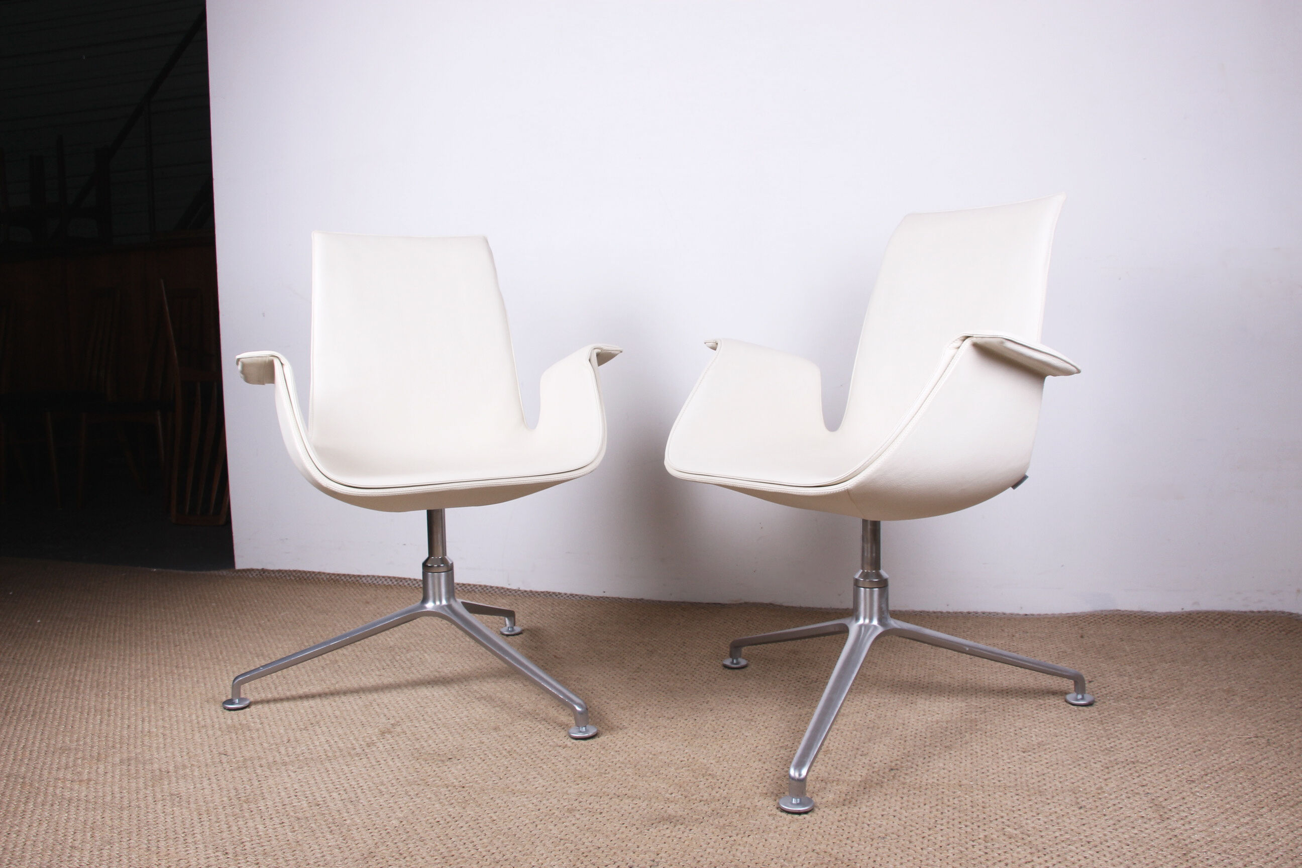 Pair of danish armchairs in leather and steel, model fk 6725 or "tulip chair" by Preben Fabricius