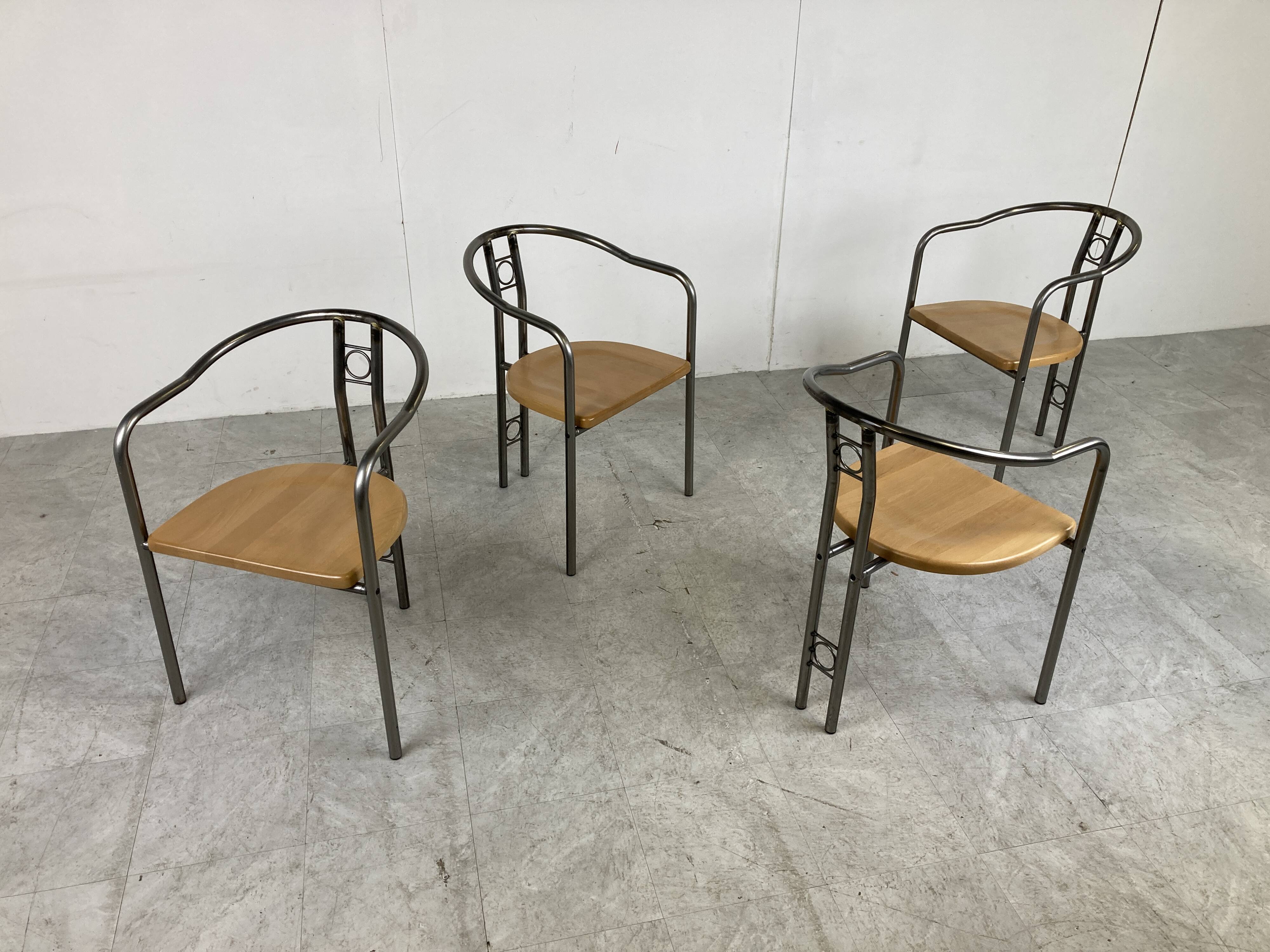 Chaises et table de salle à manger postmodernes, années 1980