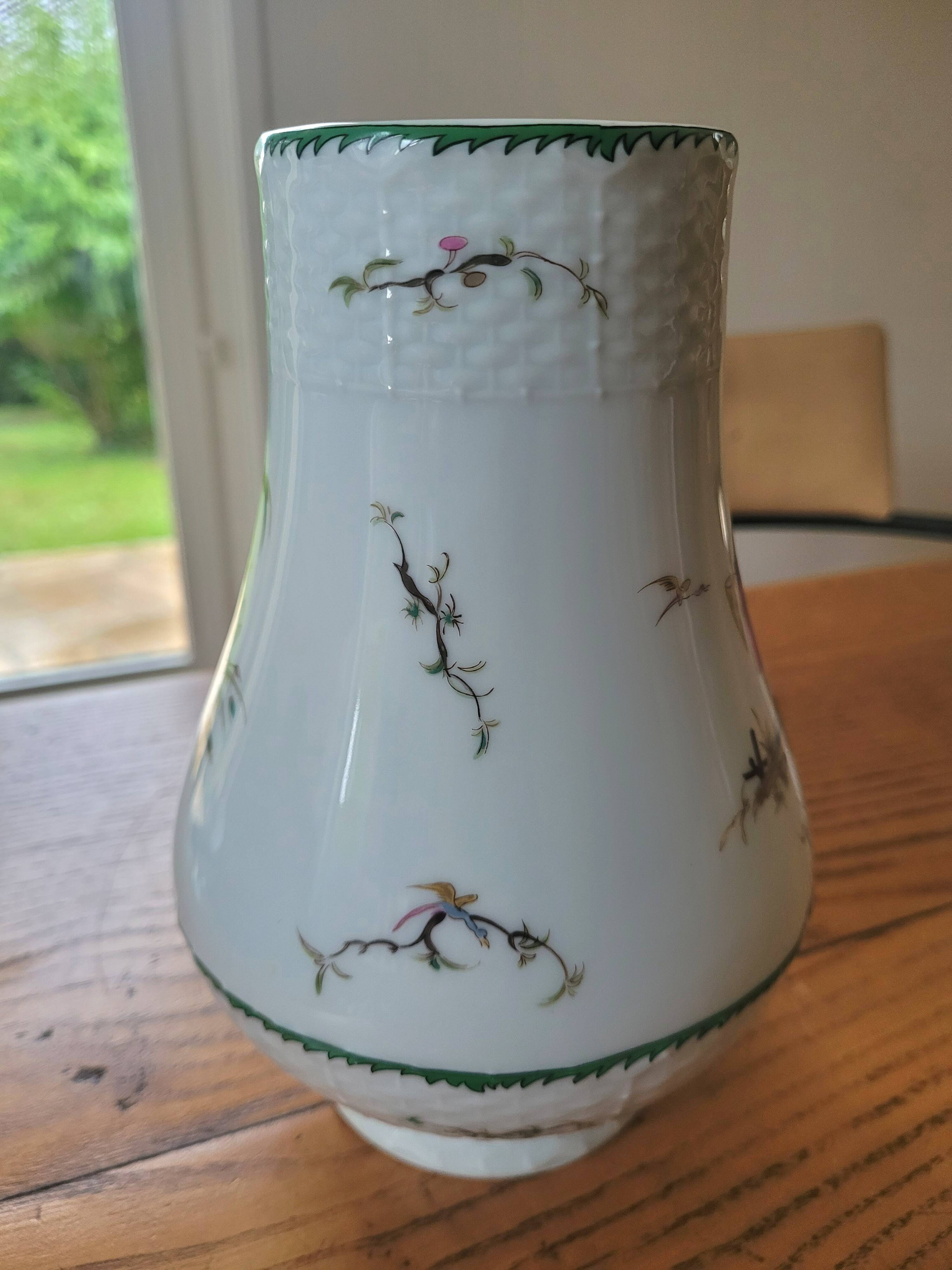Vase en porcelaine décor polychrome "aux vieux chinois"