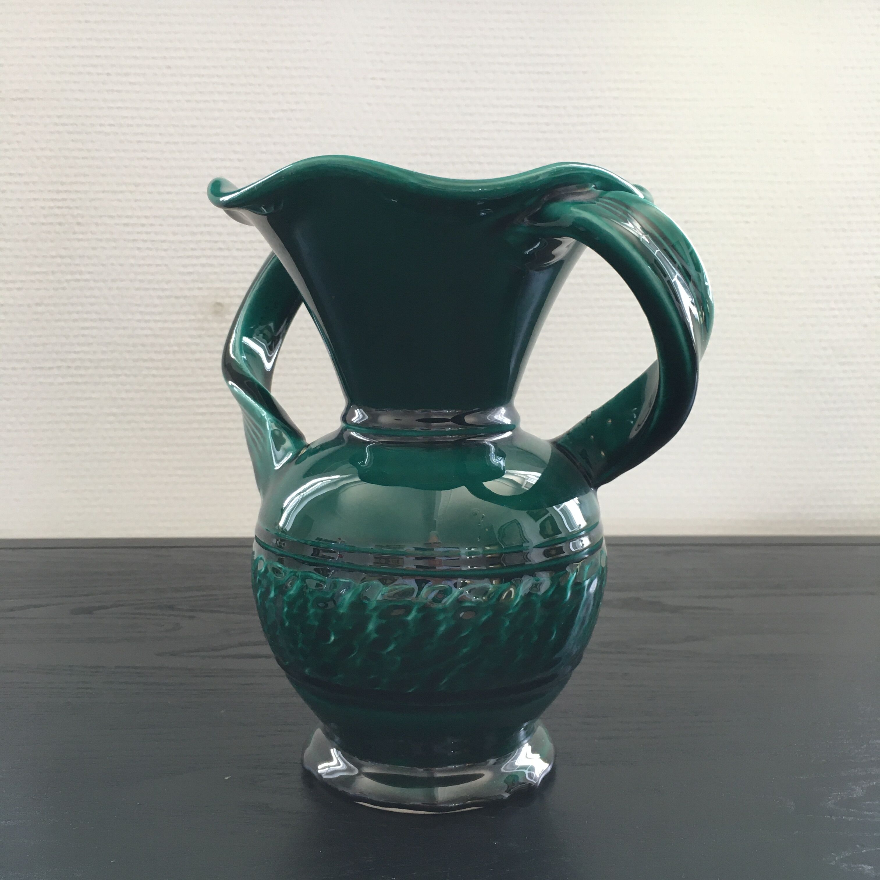 Emerald vase with two handles