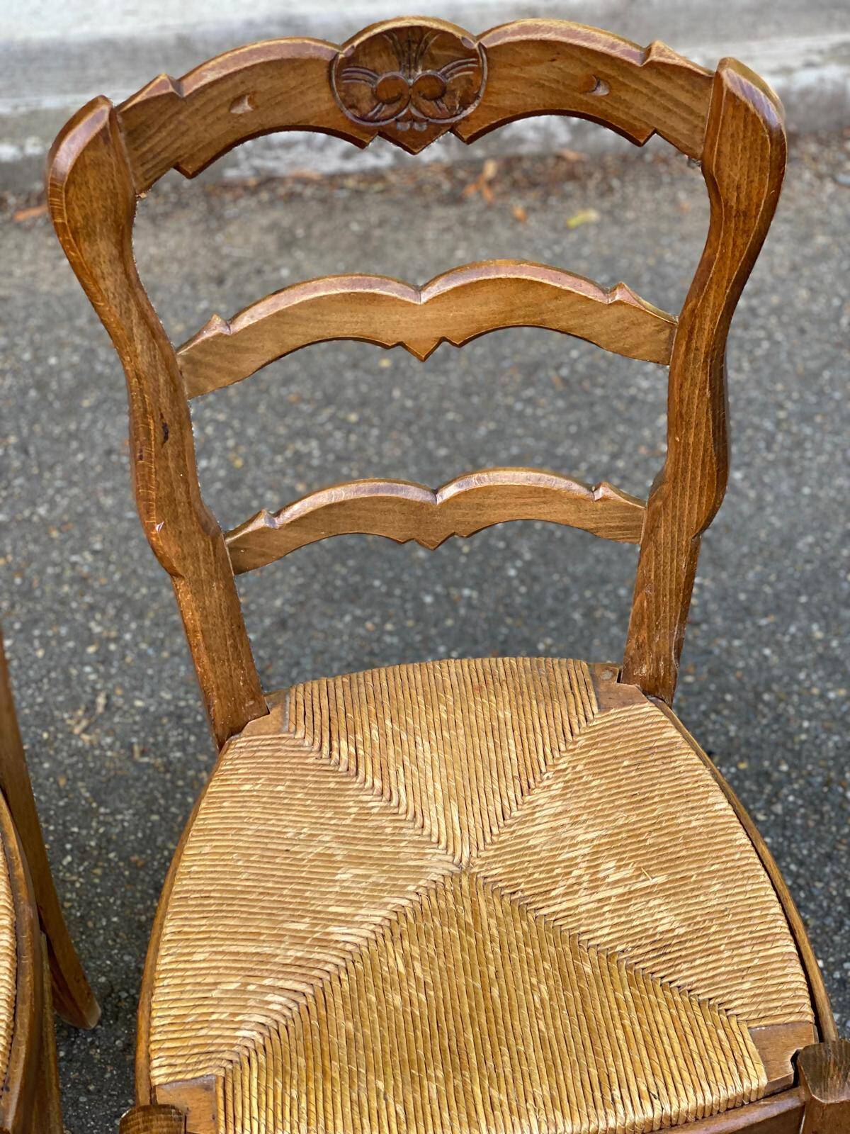 2 chaises bois massif et paillées style Louis XV sculpture coquille