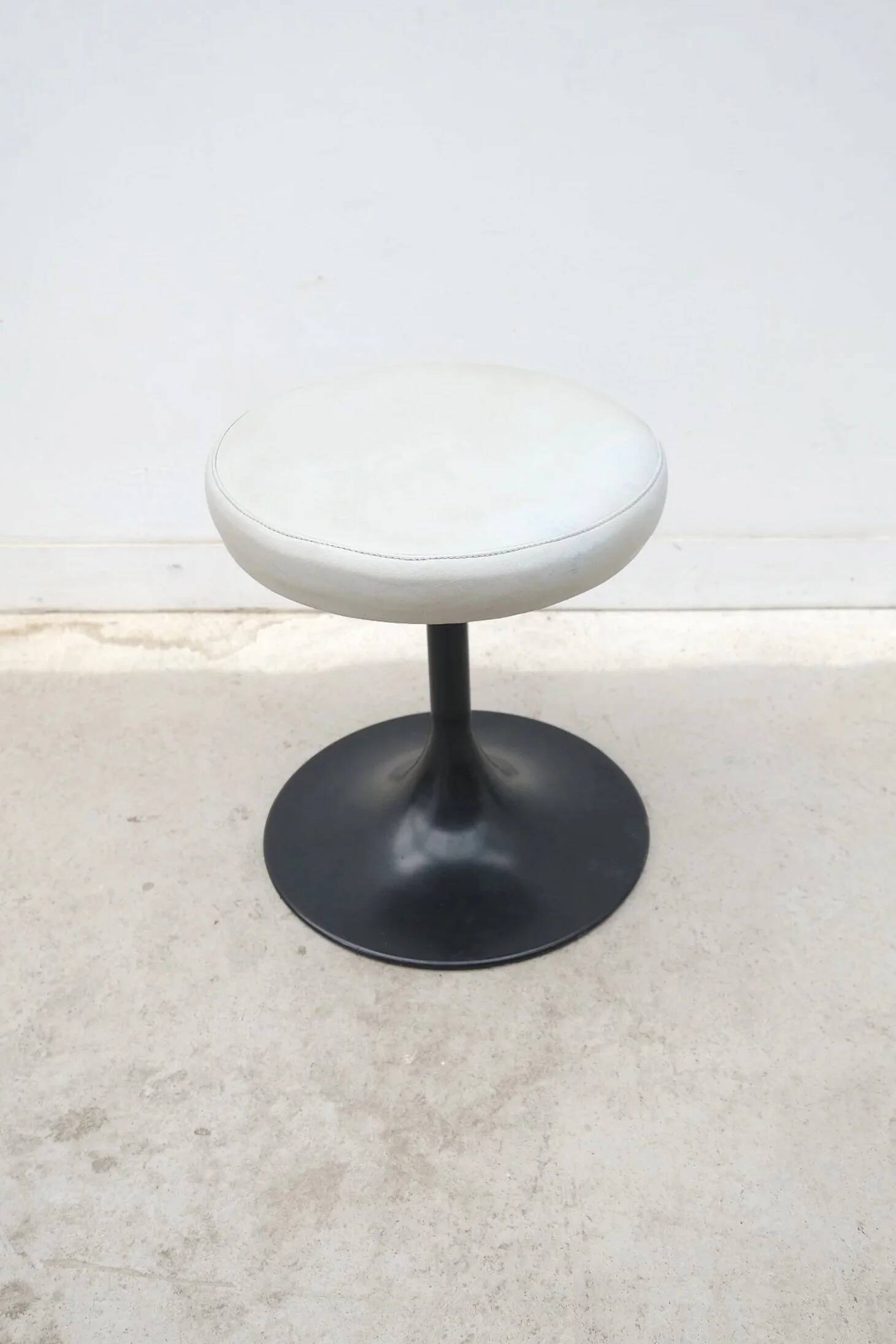 Tabouret pied tulipe en métal et skai, 1970