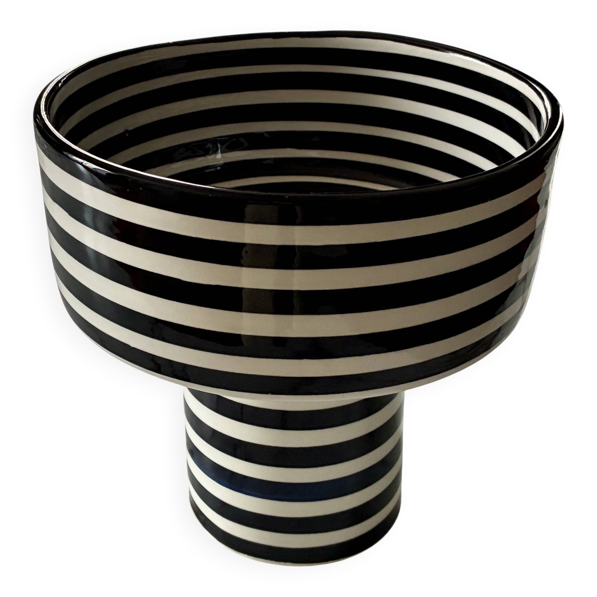 XL coupe presentation or base with black and white stripes.