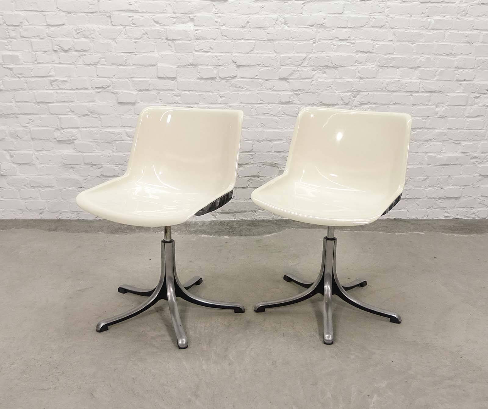 White Osvaldo Borsani 'Modus' Fiberglass and Aluminium Desk Side Chairs 70s