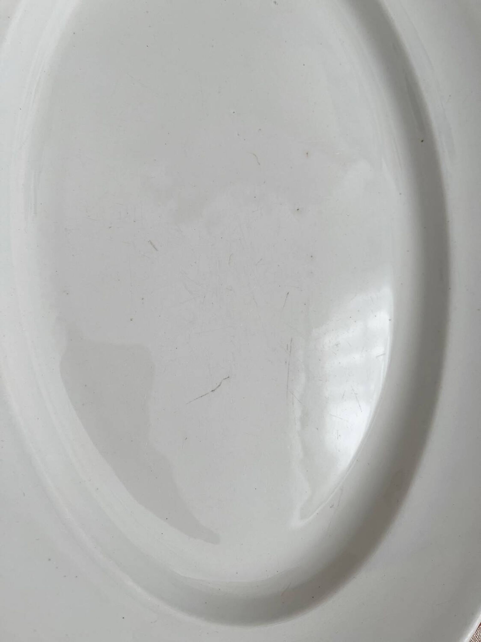 Plat ovale blanc en terre de fer Creil et Montereau fin XIXe