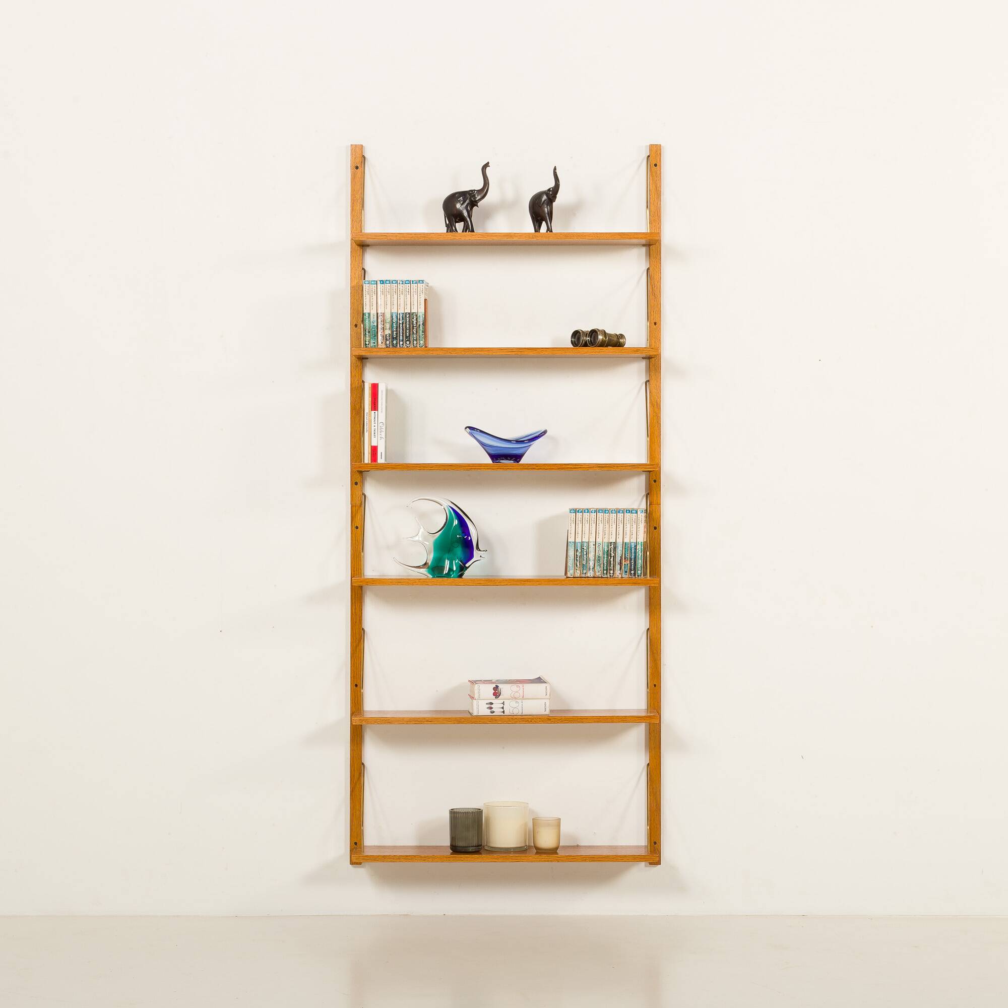 Étagère scandinave des années 60 en chêne doré.