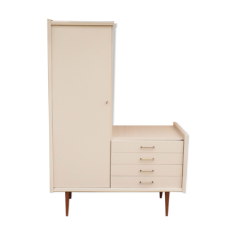 Asymmetrical cabinet