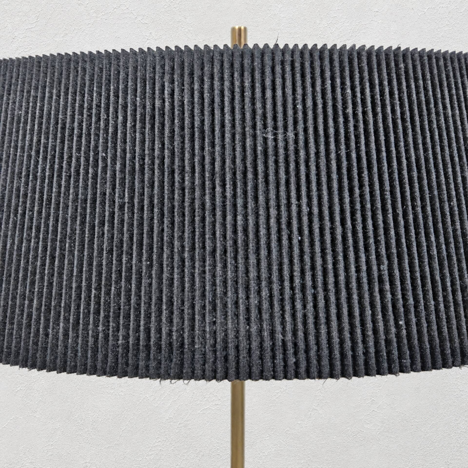 Lampe sur pied Van De Heg design chrome / abat-jour noir strié