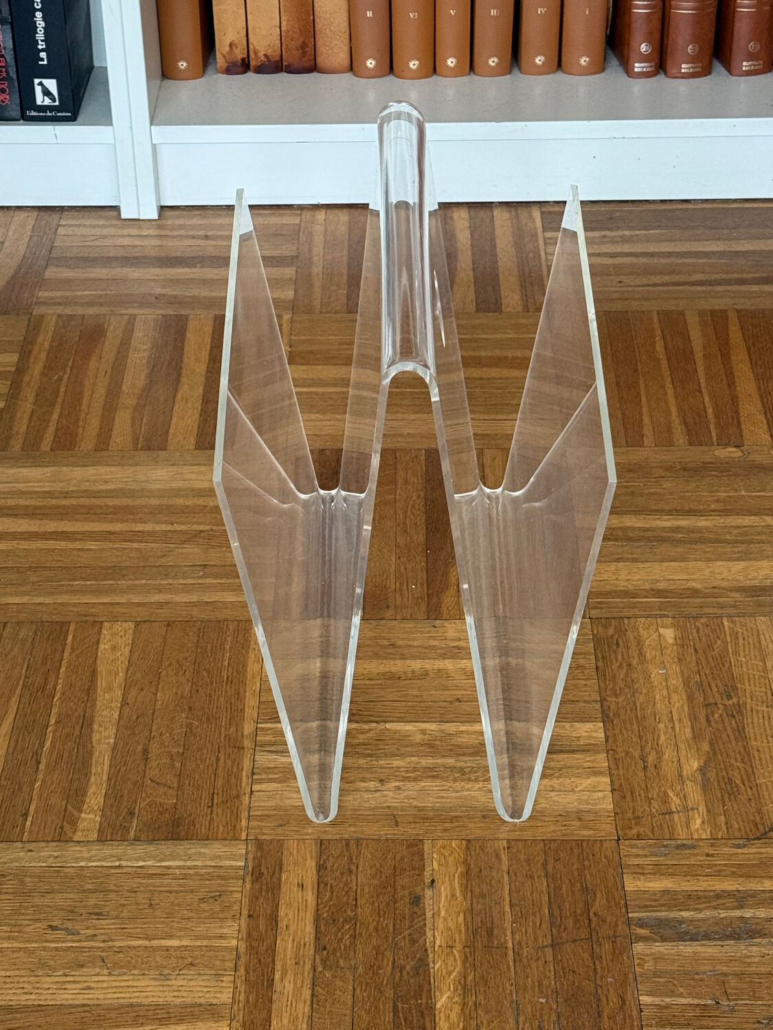 Porte revue en plexiglas vintage