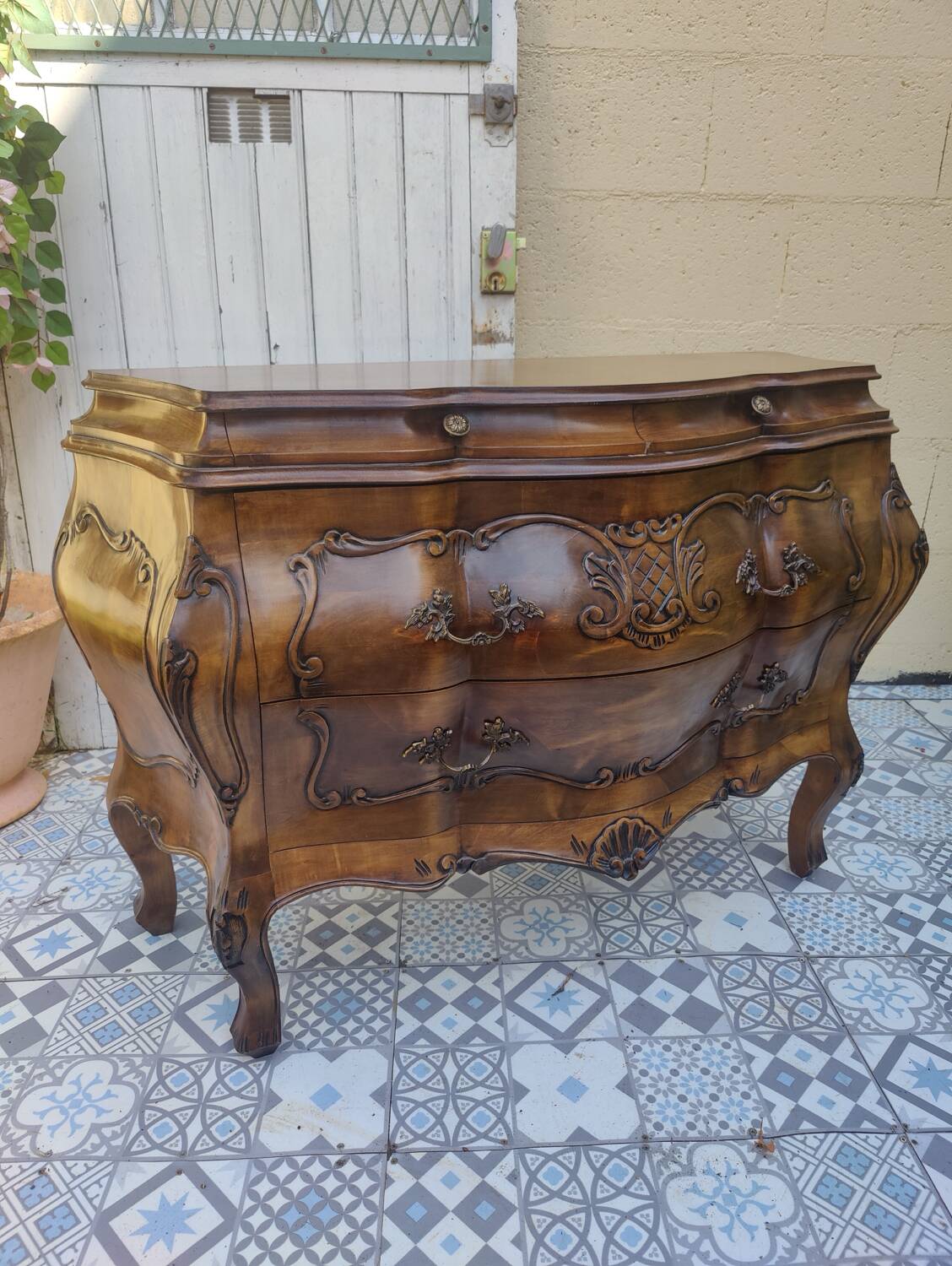 Tomb-shaped chest of drawers in perfect condition