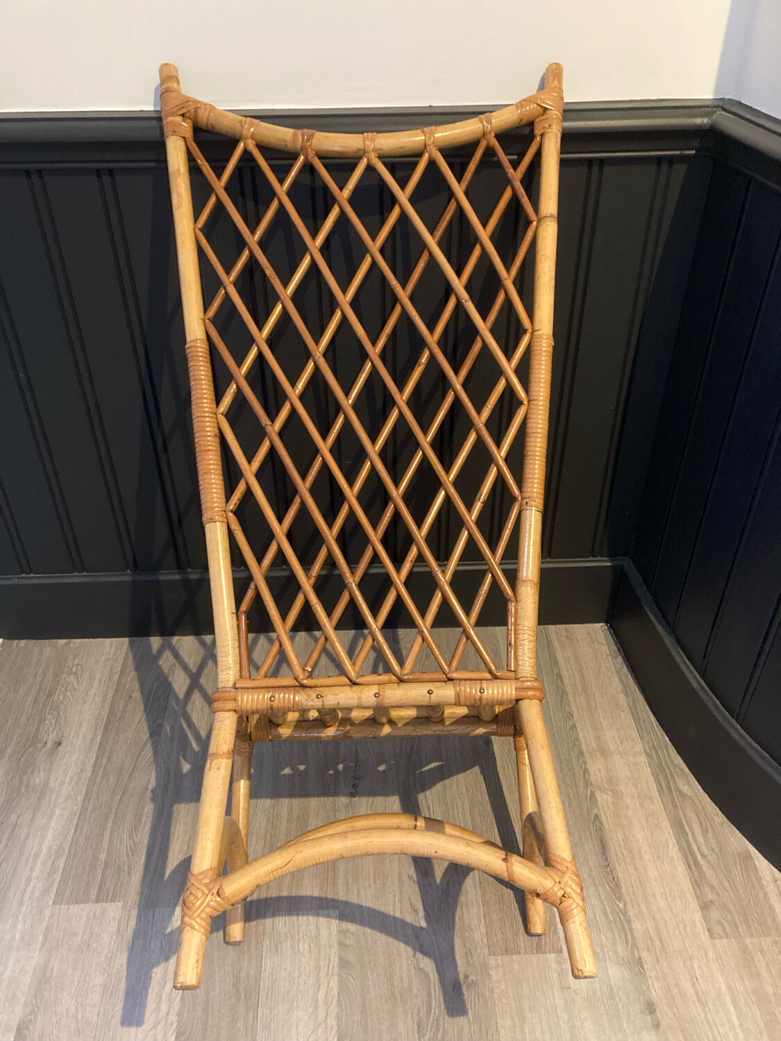 Chaise basse en rotin dans le goût d'Audoux-Minet
