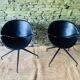 Paire de fauteuils pivotants modernistes en cuir noir
