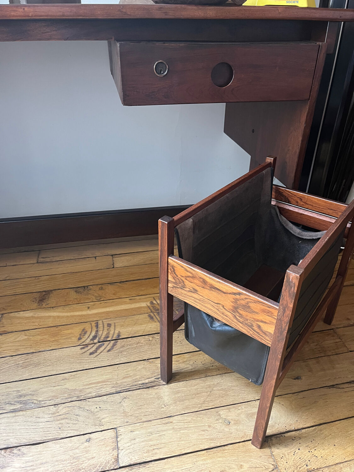 Porte revues scandinave en palissandre de Rio et cuir