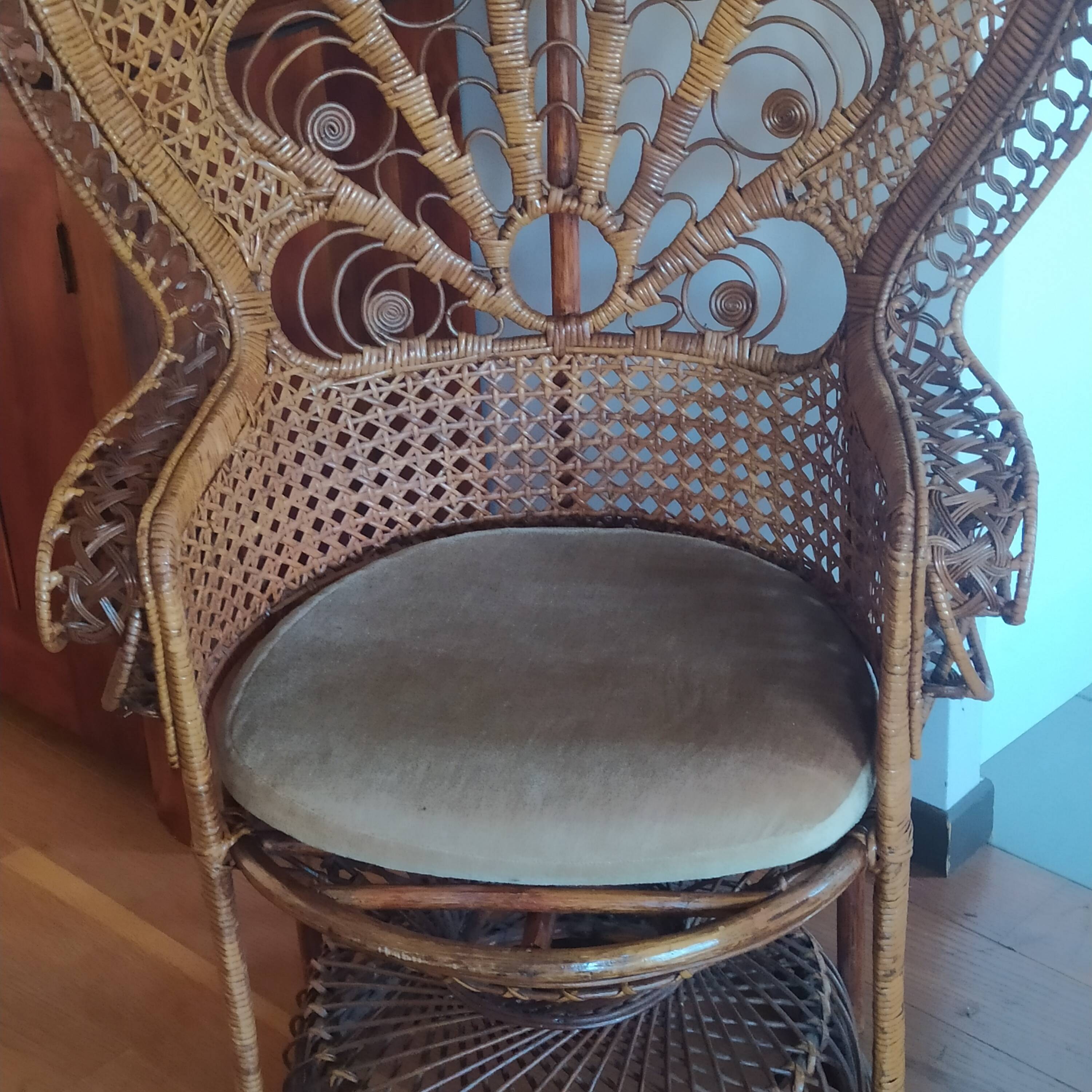 Fauteuil rotin emmanuelle modèle paon 1970