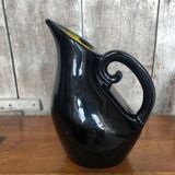 Ancien pichet en porcelaine émaillée noir ,reflets bleus, intérieur jaune, 1950