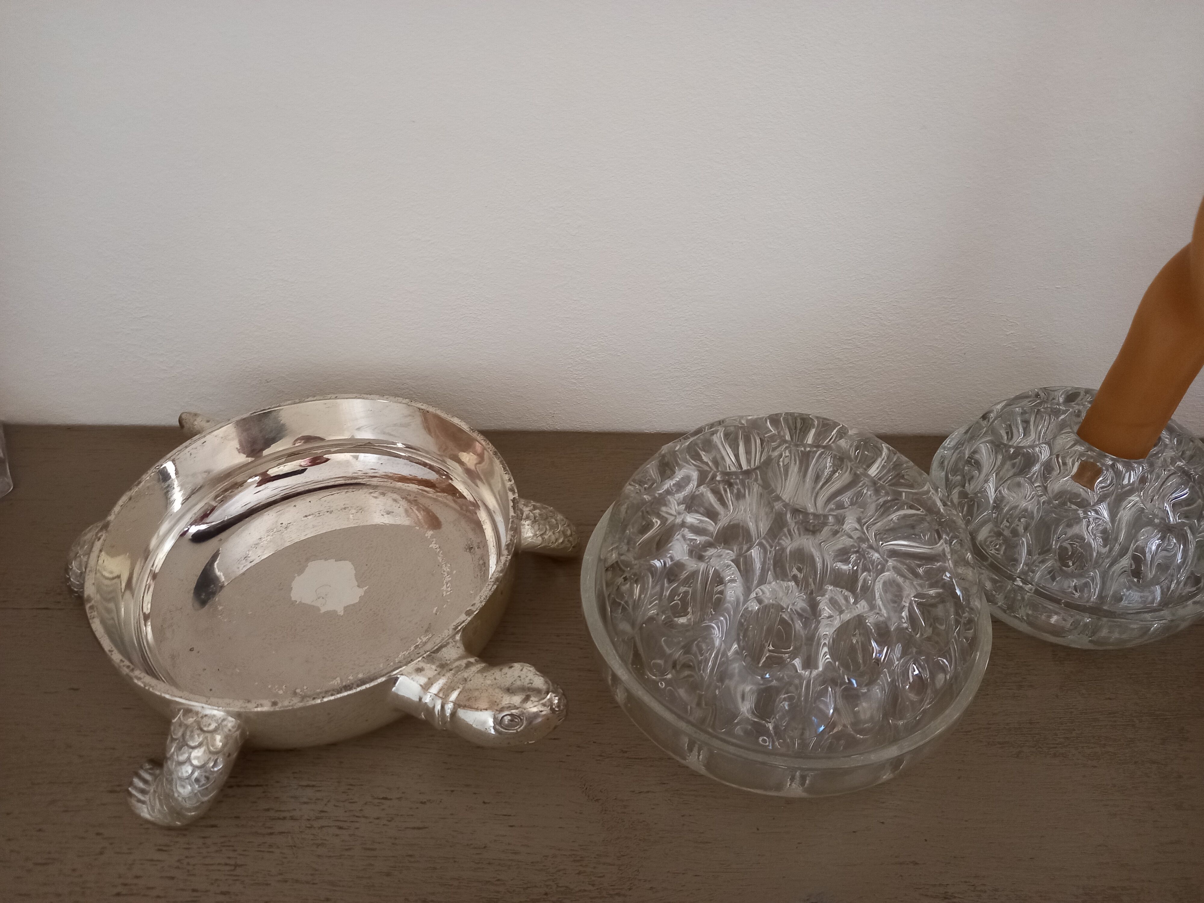 Pique-fleurs en verre de Reims 19 trous socle en métal argenté forme tortue