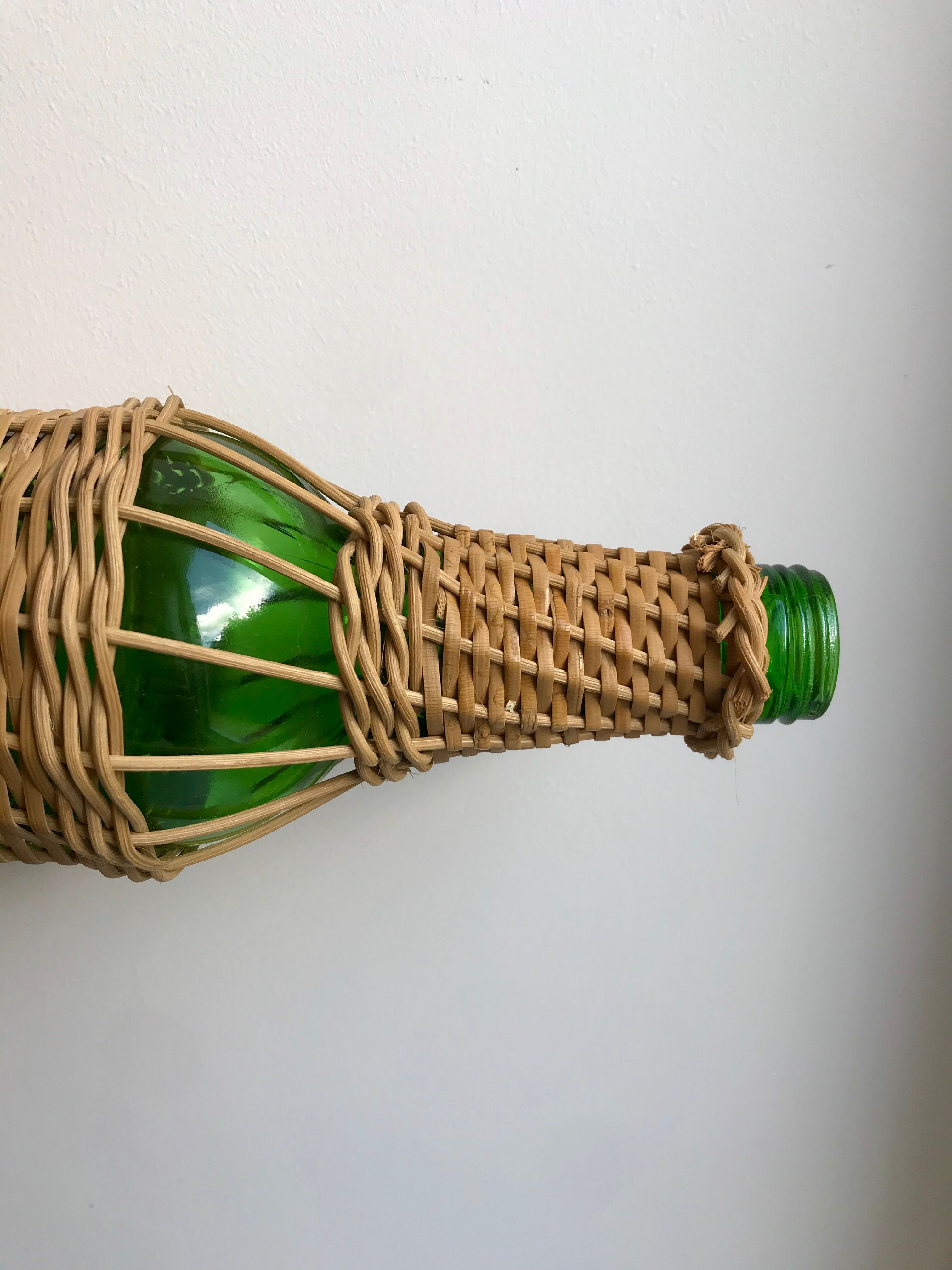 bouteille entourée de rotin années 70