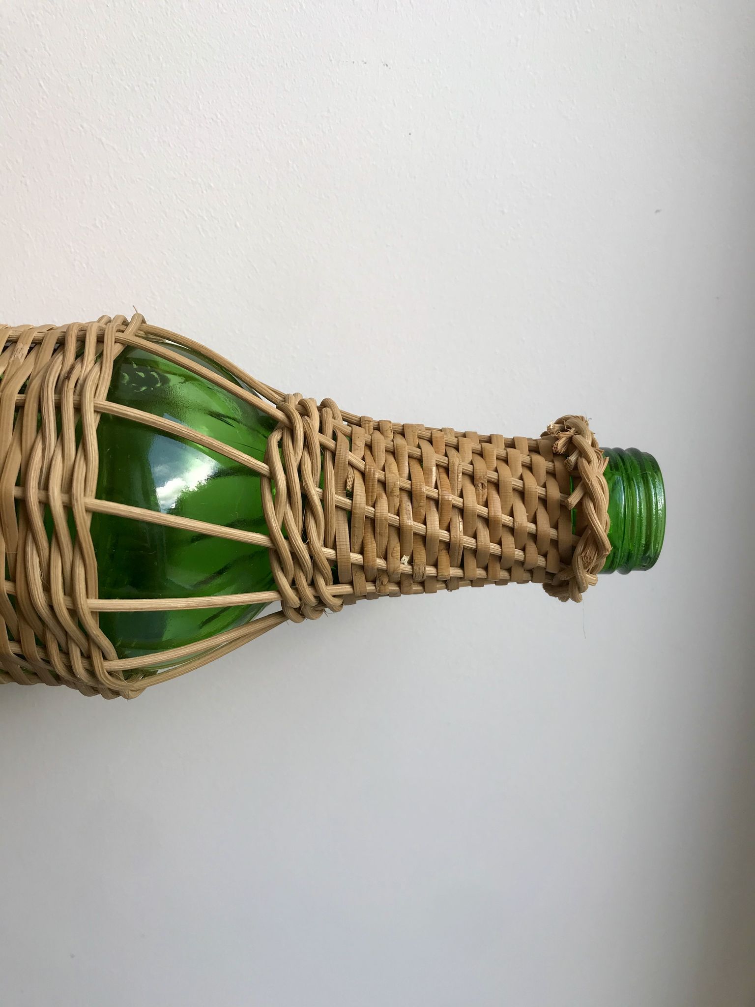 bouteille entourée de rotin années 70
