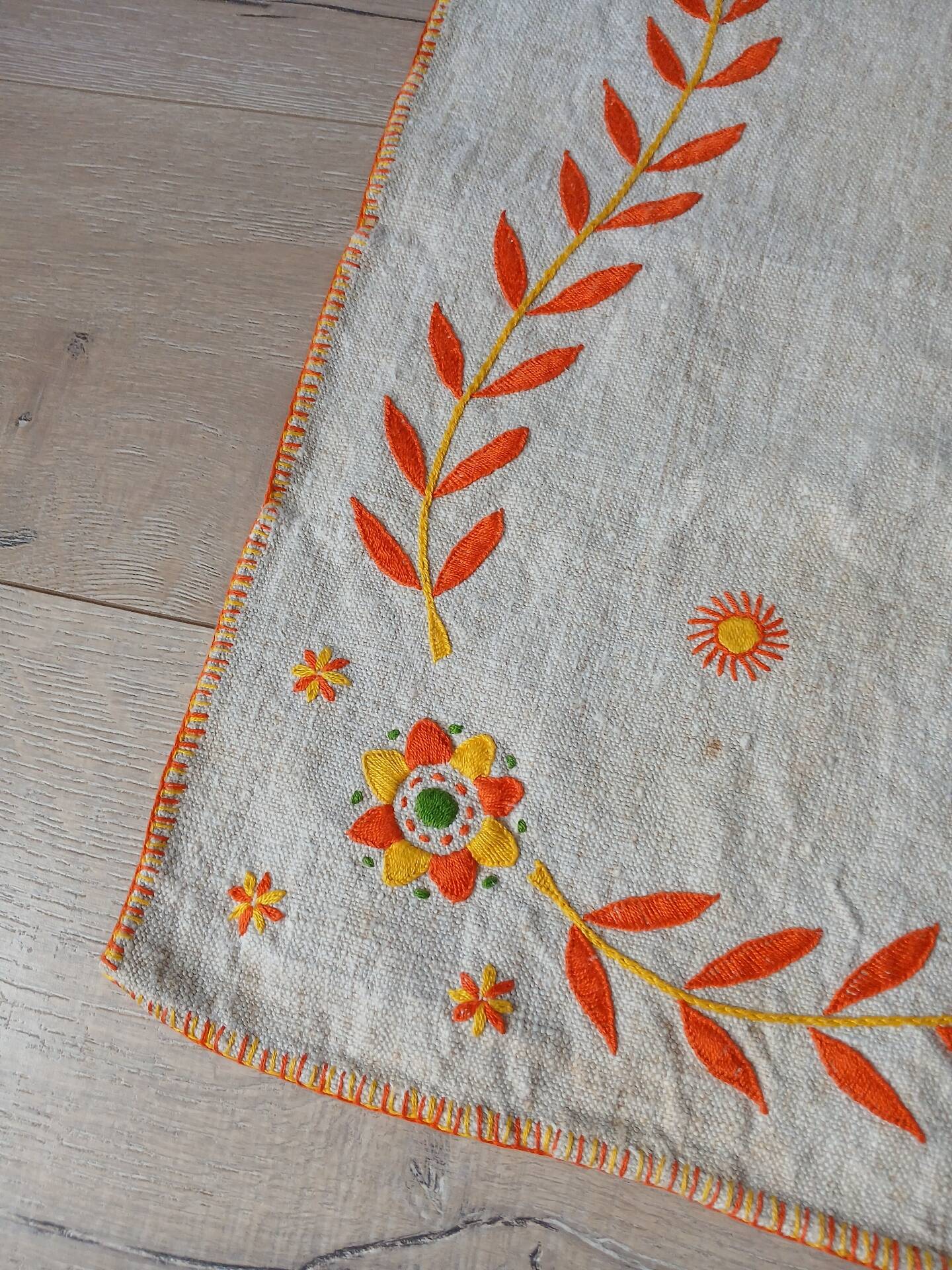 Chemin de table vintage en toile épaisse brodée 