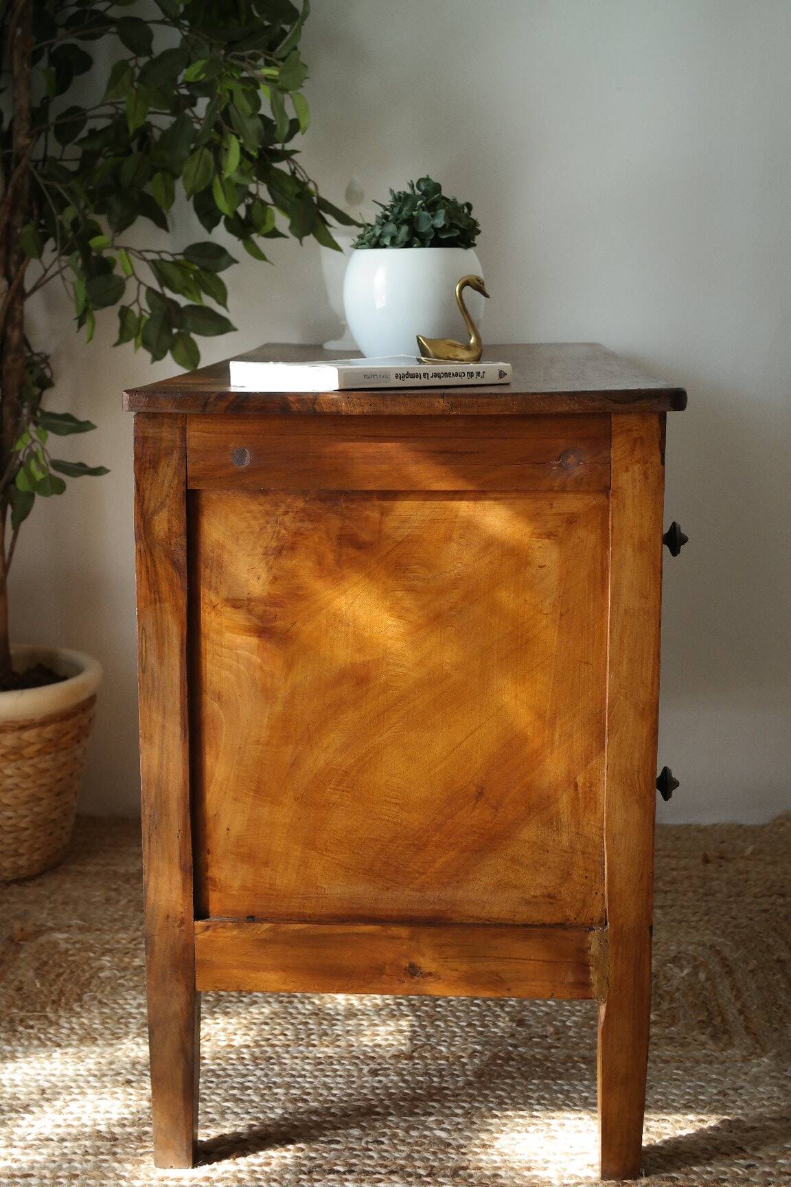 Commode basse en noyer, XXème