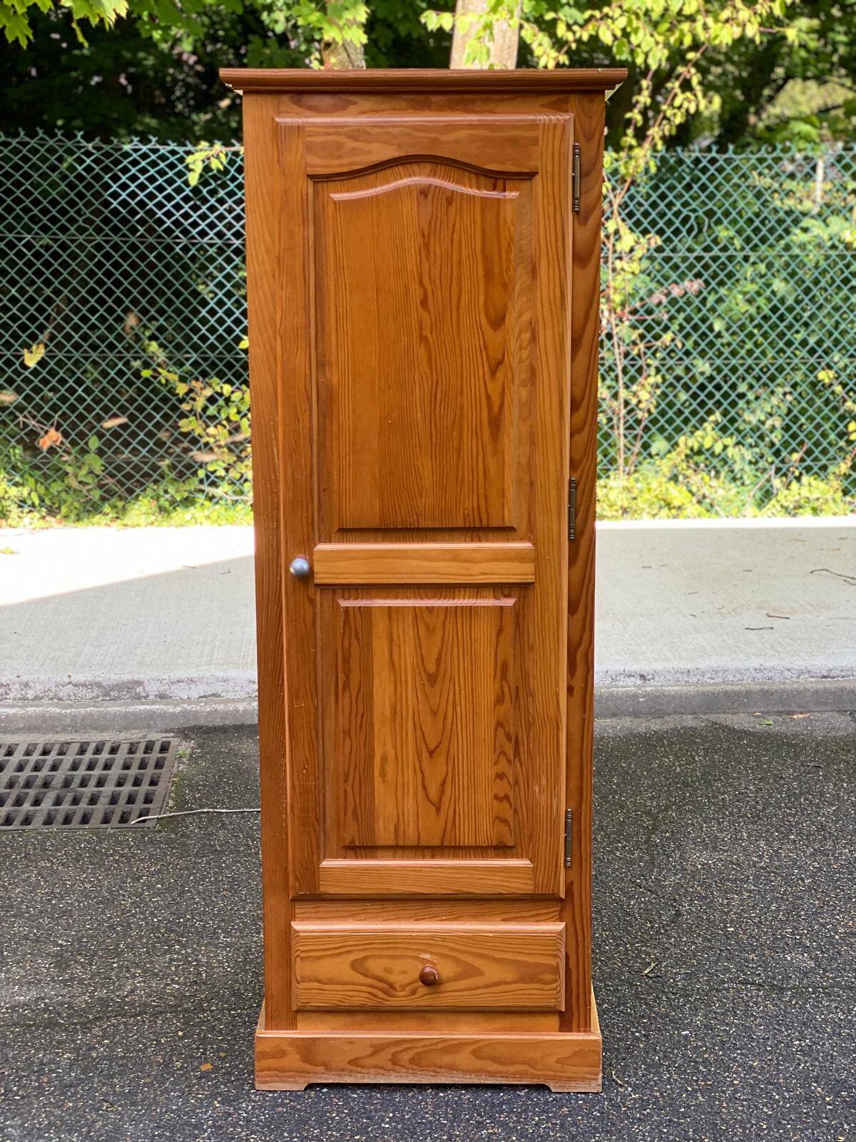 Scandinavian single-door solid wood wardrobe with hanging space