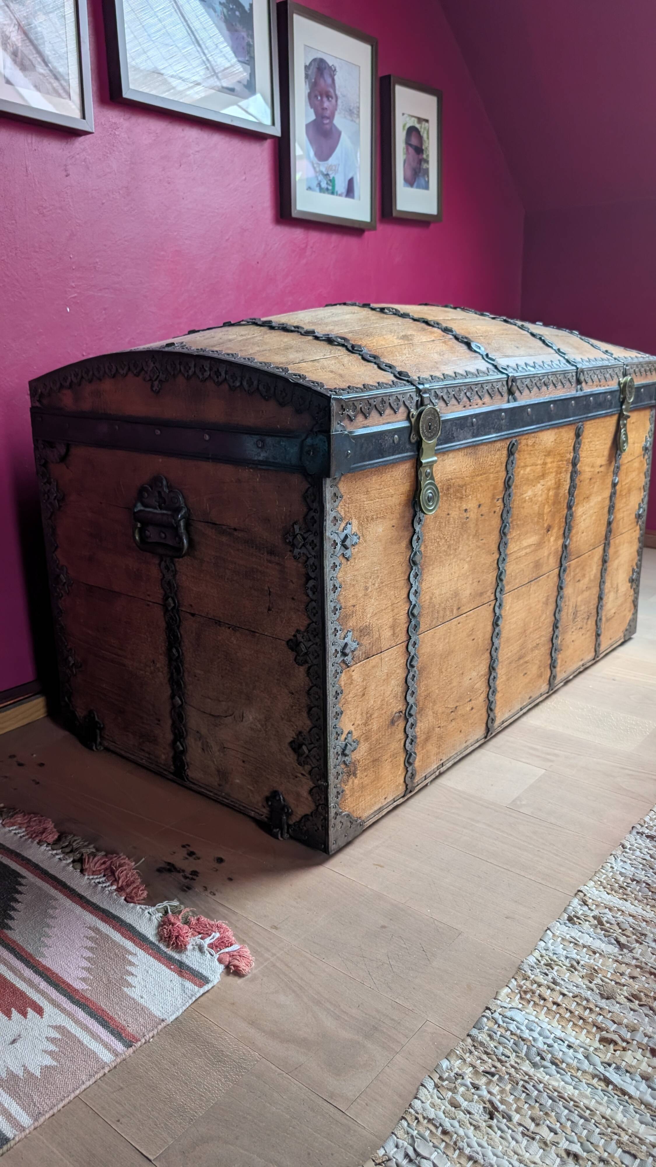 Grand coffre en bois 19ème bazar du voyage