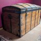 Grand coffre en bois 19ème bazar du voyage