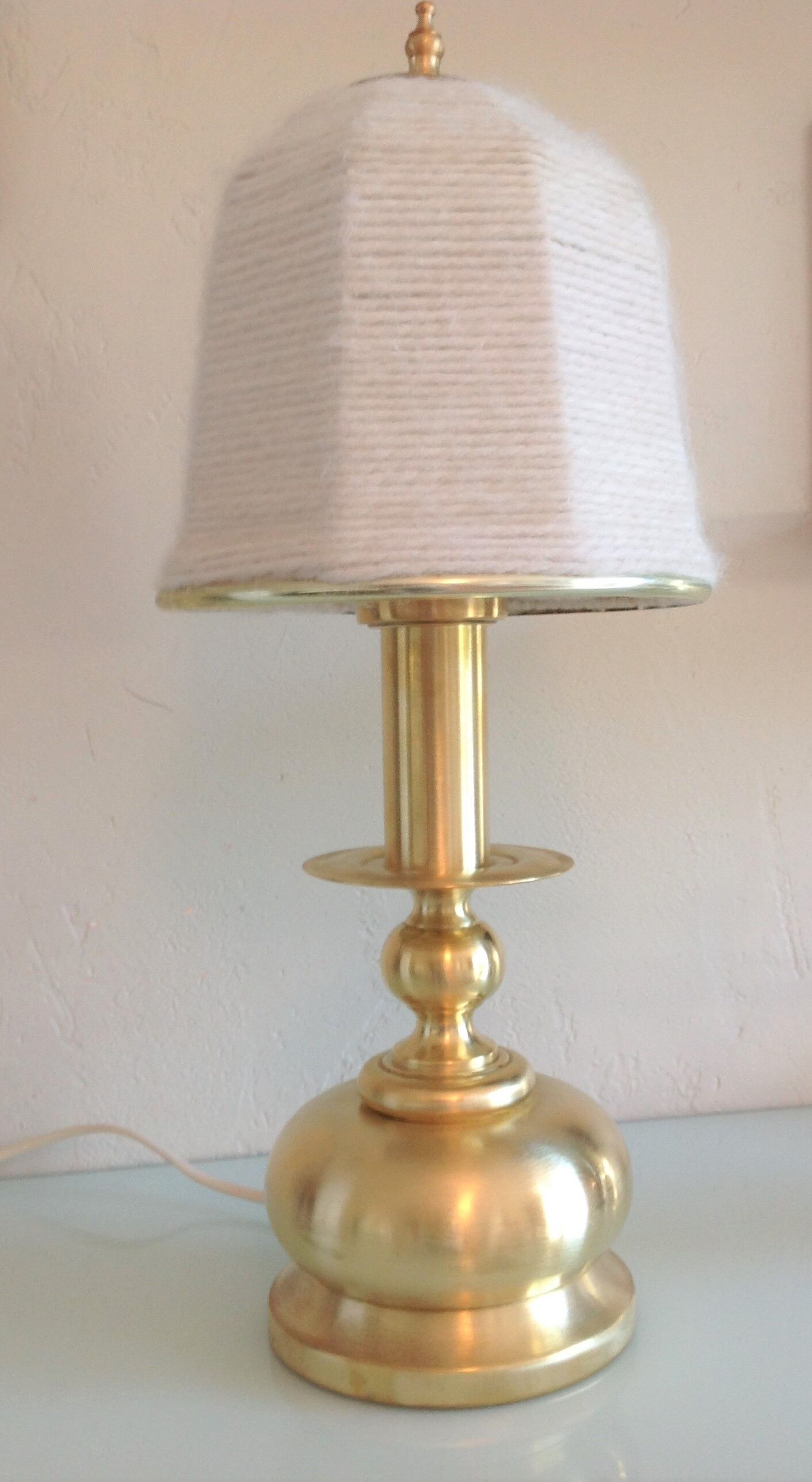 Lampe en laiton brossé et abat jour en laine  ecru  vintage années 70