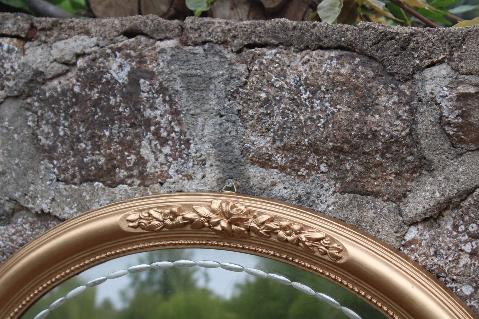 Miroir ovale vintage doré à décor floral et verre biseauté – 58 × 48 cm