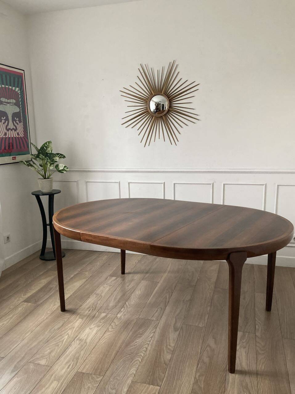 Dining table in rosewood, for 4 to 6 people.