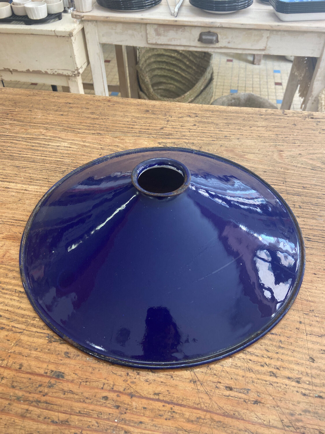 Metal suspension in blue enamel