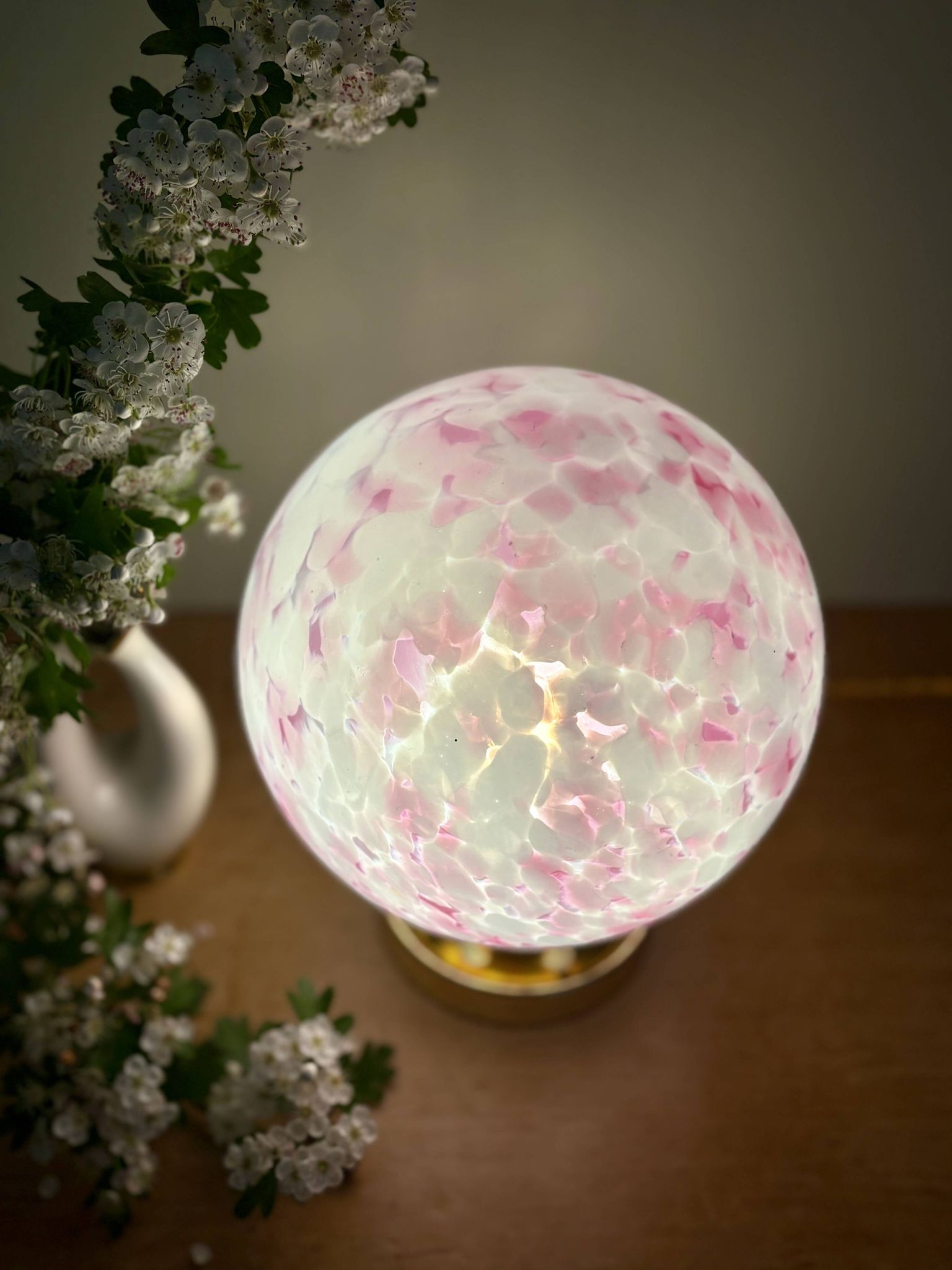 Lampe à poser globe vintage en verre rose et blanc