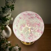 Lampe à poser globe vintage en verre rose et blanc