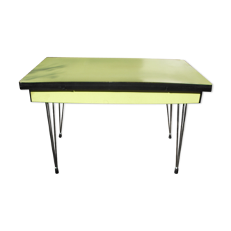 Table en formica jaune pieds Eiffel