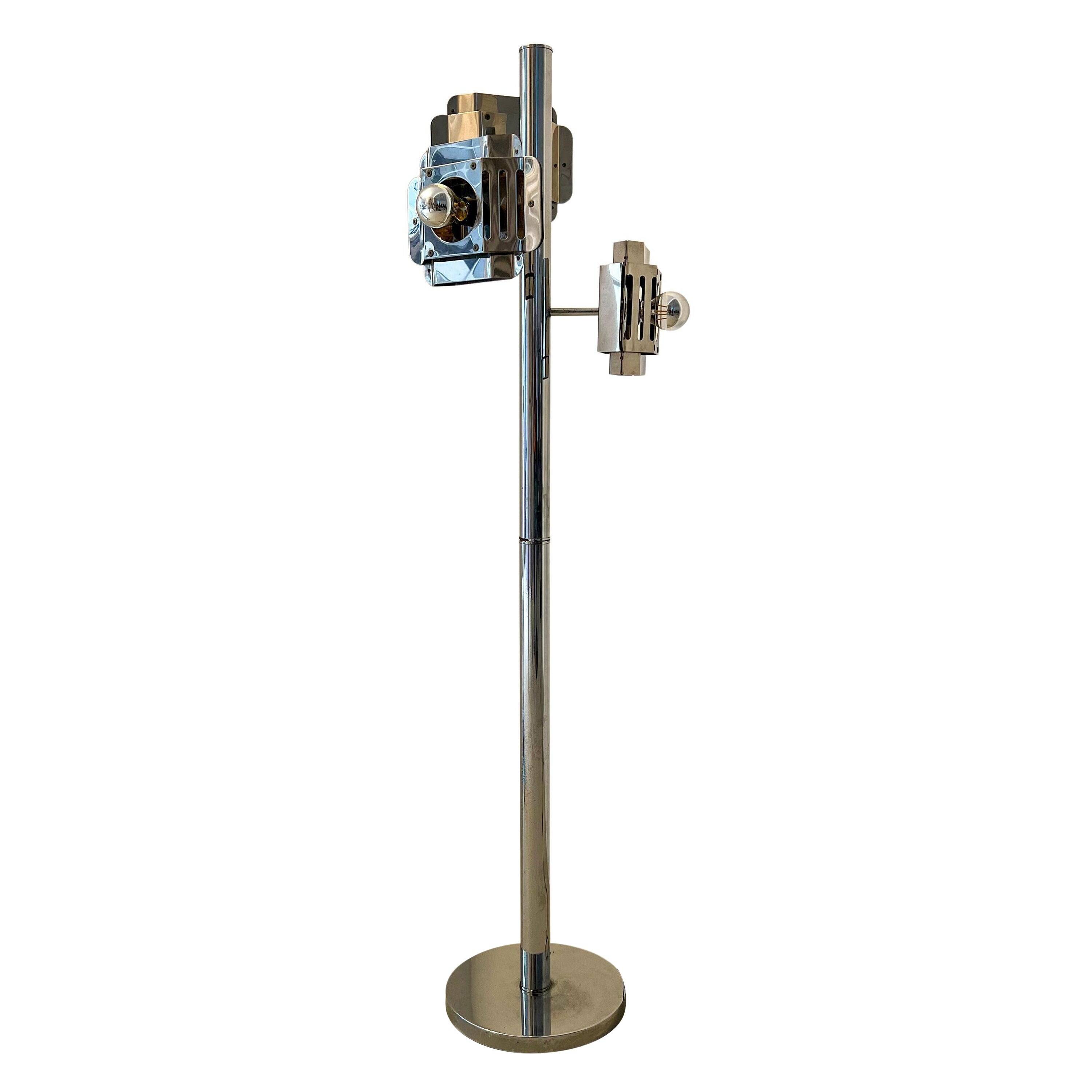 Lampadaire  en métal chromé, avec des abat-jours élaborés.