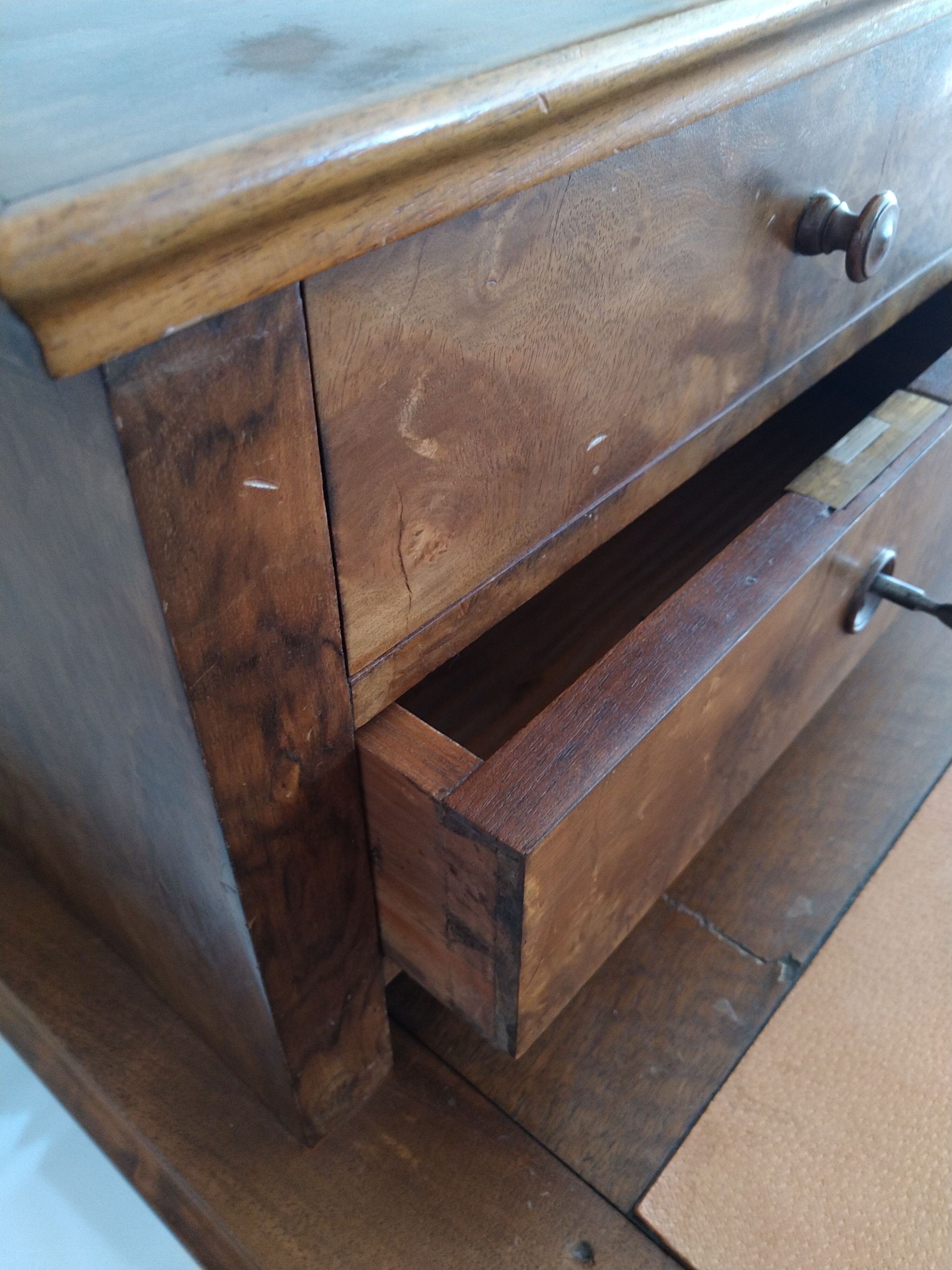 Sliding tray tiered desk