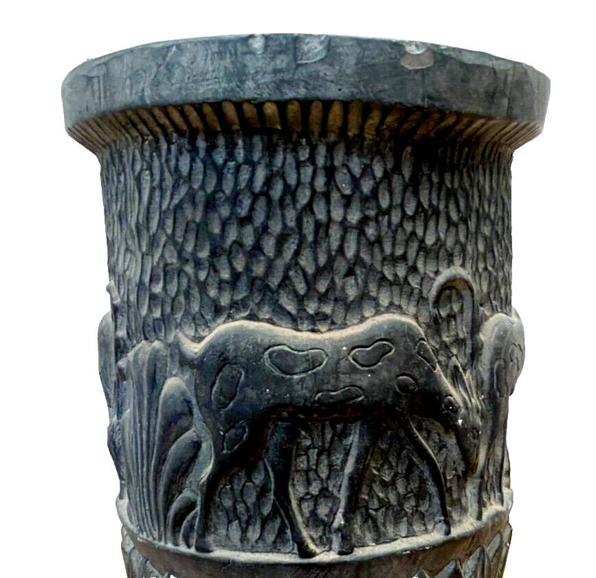 Vase en terre cuite polychrome a décor d'antilopes XX siècle