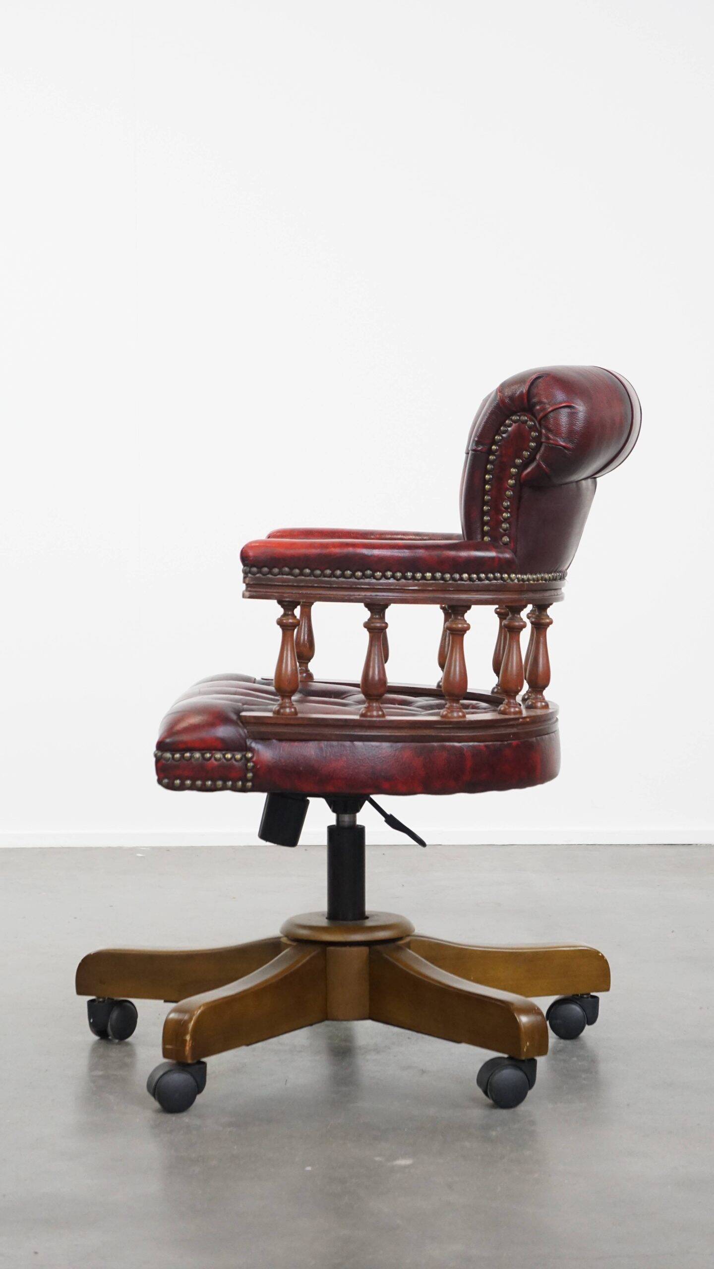 Fauteuil de bureau Chesterfield pivotant classique rouge en cuir de vachette sur roulettes