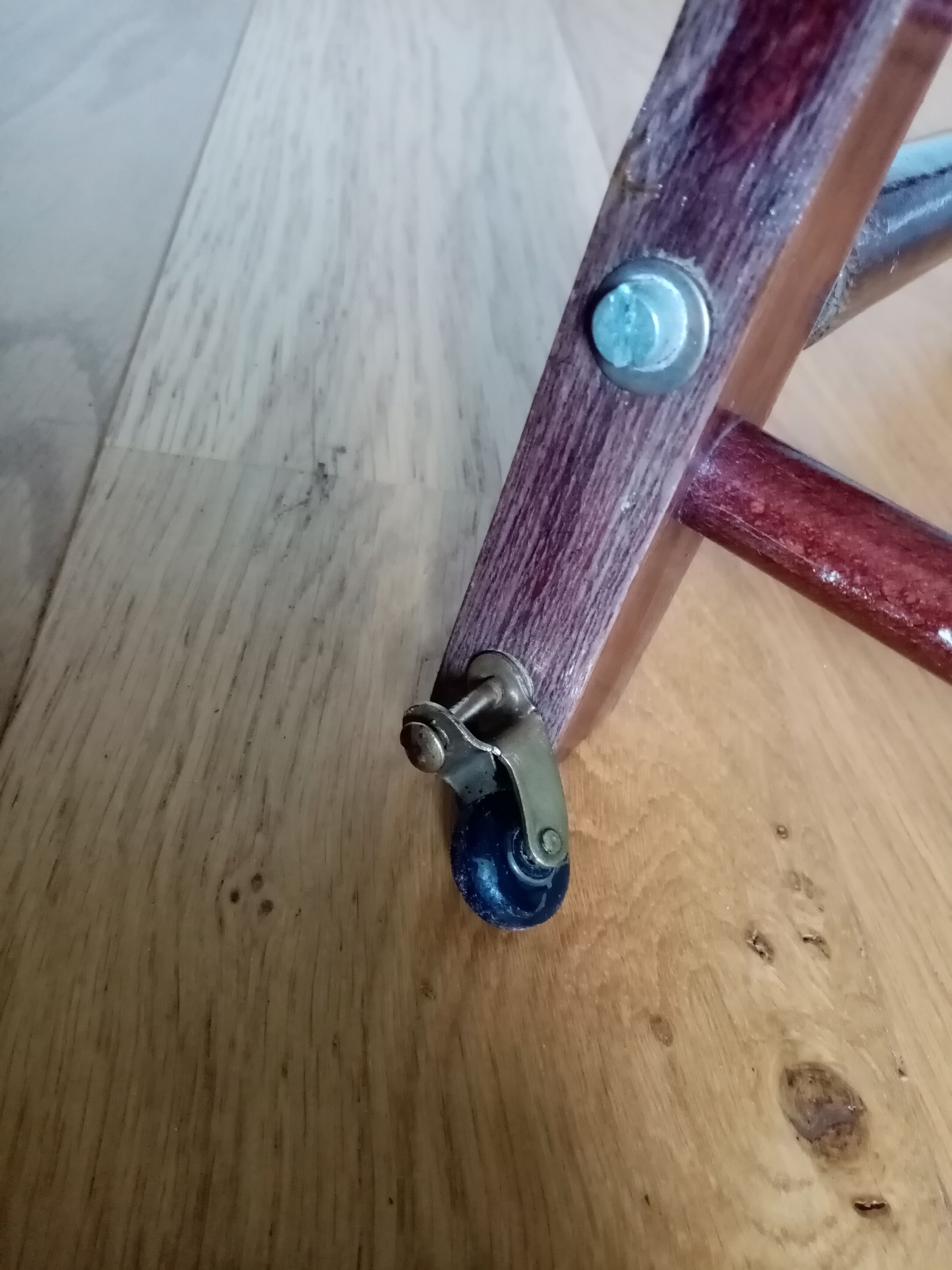 Double-wearing wooden valet for clothing