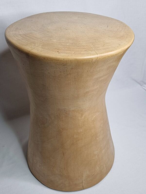 Tabouret brutaliste monoxyle en manguier massif, forme sablier