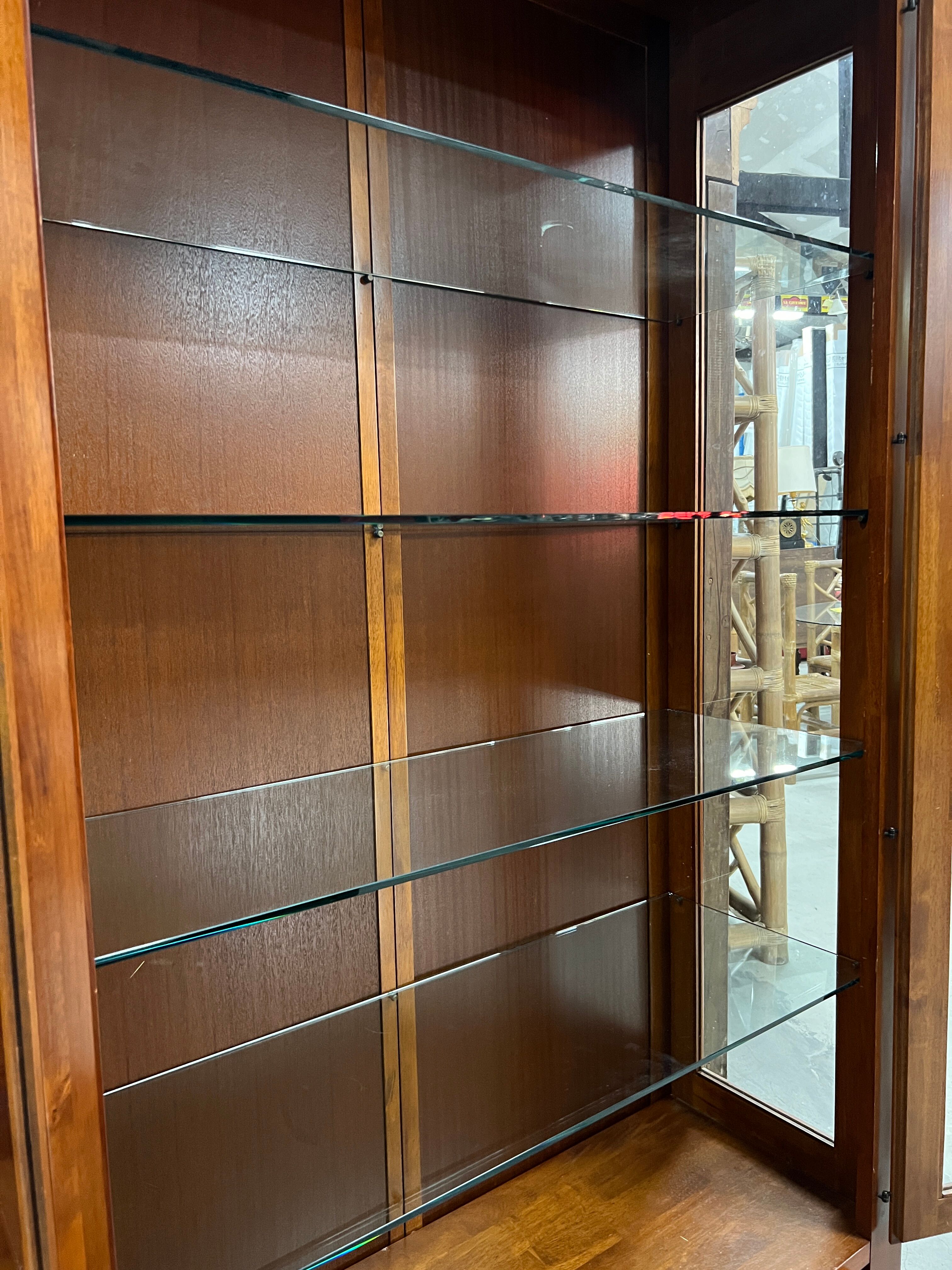 Vitrine en merisier 2 portes / 2 tiroirs