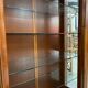 Vitrine en merisier 2 portes / 2 tiroirs