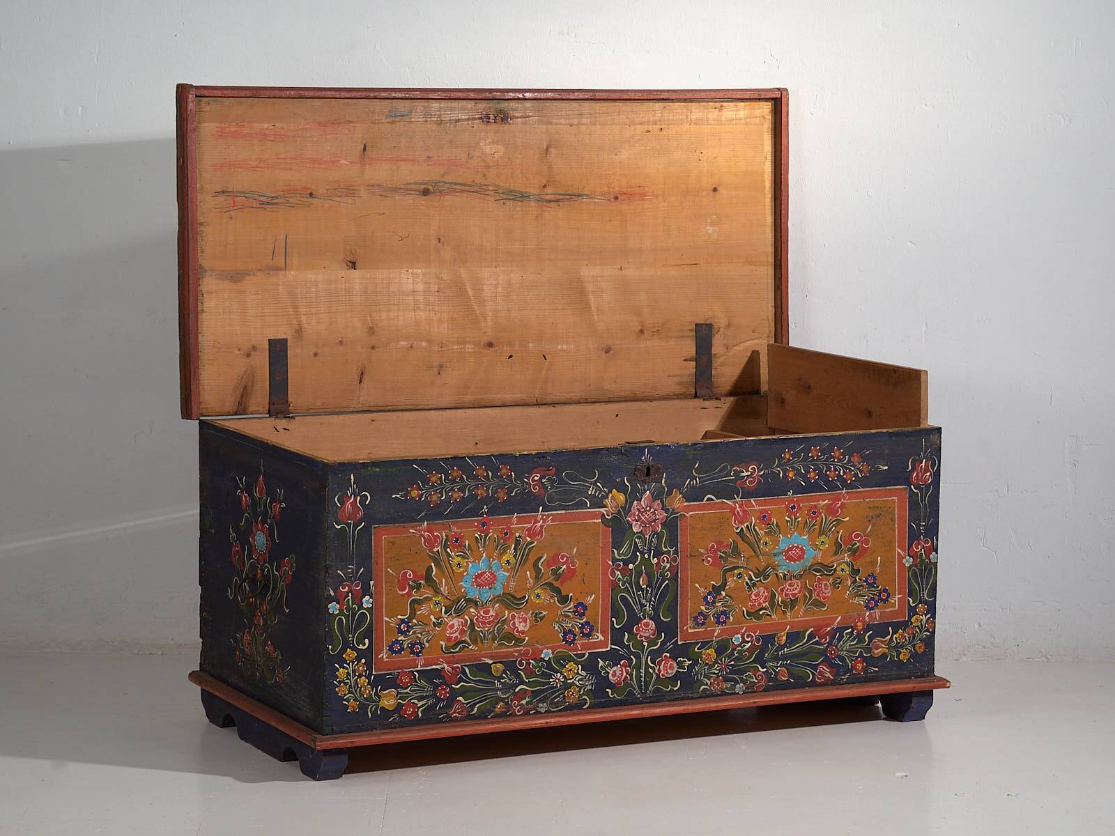 Antique trunk with floral motifs (c.1870)