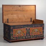 Malle ancienne à motifs floraux (c.1870)